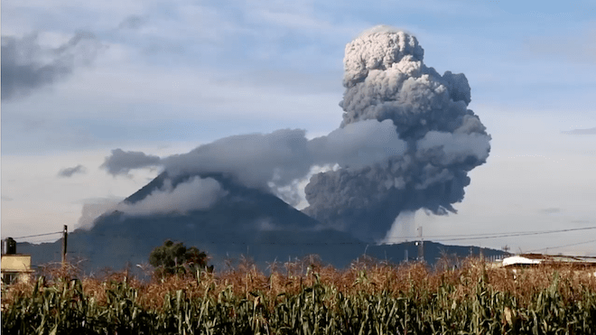 Arriesgan la vida al escalar los volcanes Santa María y Santiaguito