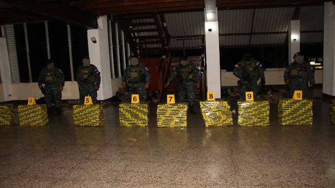 PNC captura a ecuatorianos, colombiano y salvadoreño con más de 900 paquetes de cocaína
