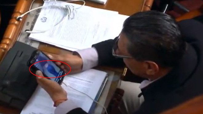 Diputado es captado viendo imágenes de mujeres en plena sesión parlamentaria [VIDEO]
