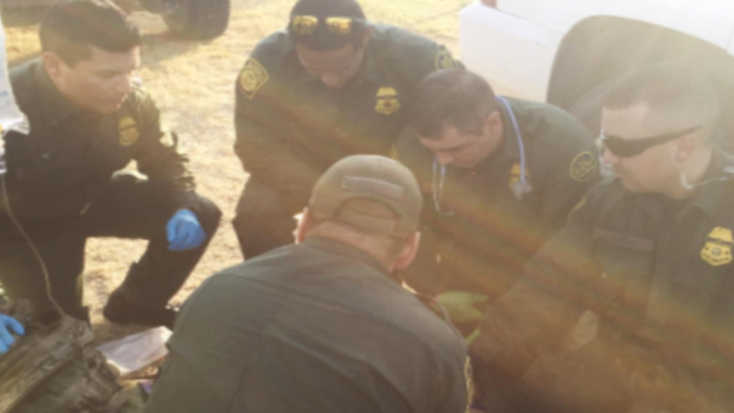 "Coyote" abandona a guatemalteca a punto de morir en el desierto