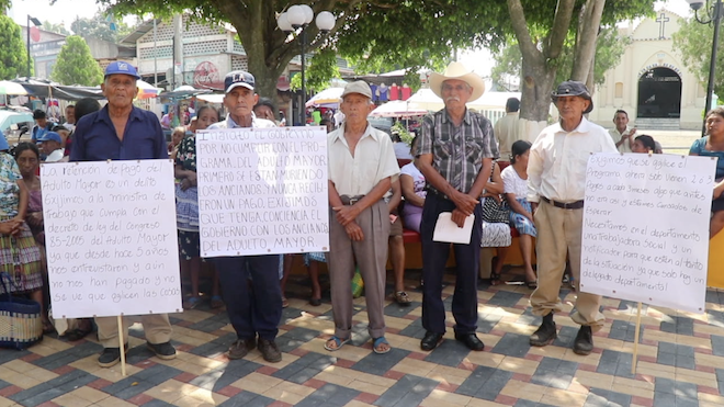 Agobiados viven los ancianos en Retalhuleu por la falta de apoyo estatal