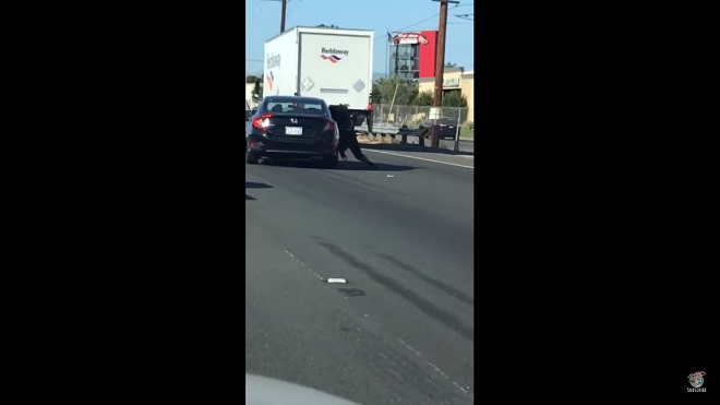 Horrorífico video muestra a una mujer siendo arrastrada por un automóvil en una autopista de California