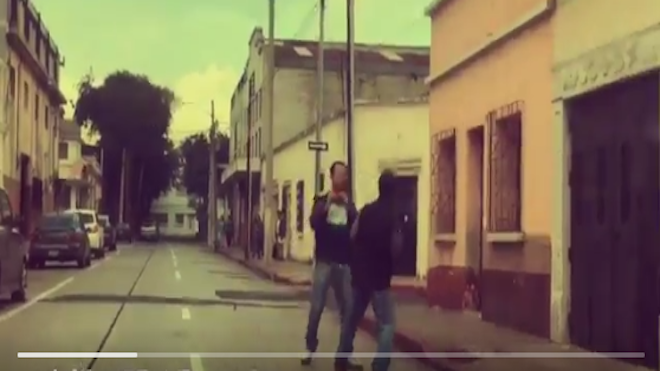 Conductor cansado que le "cobren parqueo" en área pública se va a los golpes [VÍDEO]