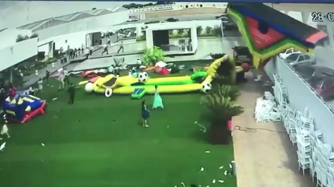 Niños salen volando en juego infantil arrastrados por el vientoa