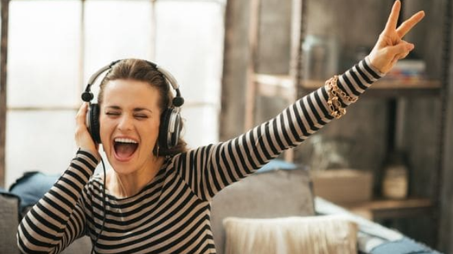 la canción más feliz del mundo, chica escuchando música