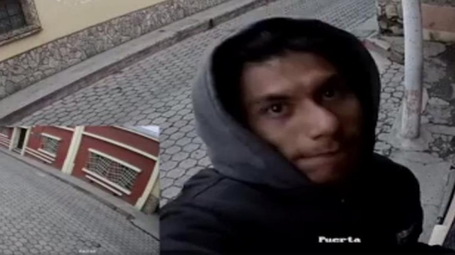 Ladrón queda grabado en video al robar la cámara de vigilancia en Xela