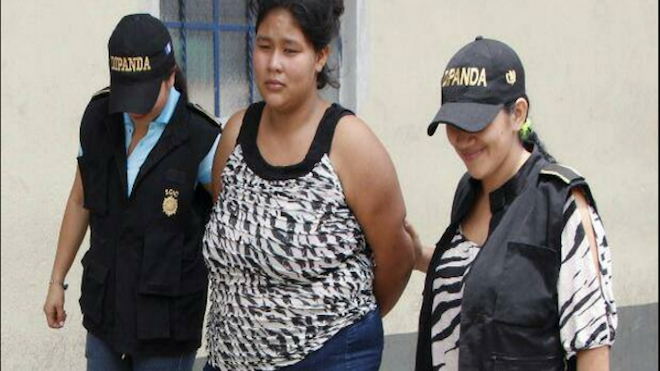 Agentes de la Subdirección General de Investigación Criminal (SGIC) de la delegación de Jalapa, capturaron a Josselyn Mairani García Arriaza, de 19 años, en el parque central, ubicado en la zona 1 de ese departamento. La sindican de ser una presunta extorsionista.
