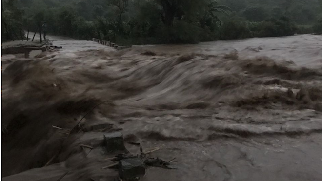 Lluvias de las últimas horas dejan miles de damnificados y un puente colapsado