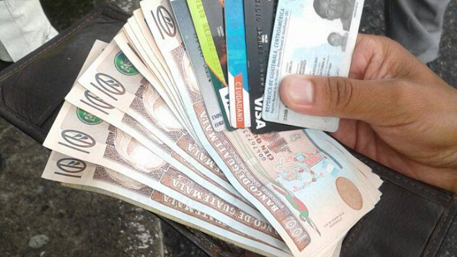 Policía Municipal encuentra mochila con dinero y documentos, esto fue lo que hizo