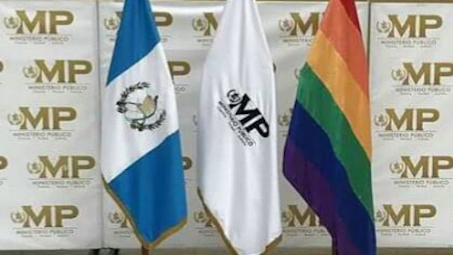 Evangélicos piden quitar bandera de la diversidad sexual de sede del MP