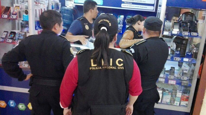Vendían teléfonos en centro comercial con reporte de robo