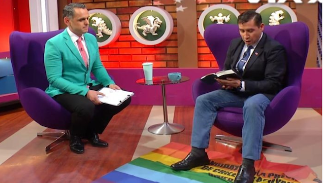 Pastor evangélico usa de “alfombra” bandera de diversidad sexual