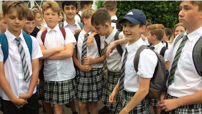 Los alumnos dijeron esperar que su protesta cambie el reglamento del uniforme.