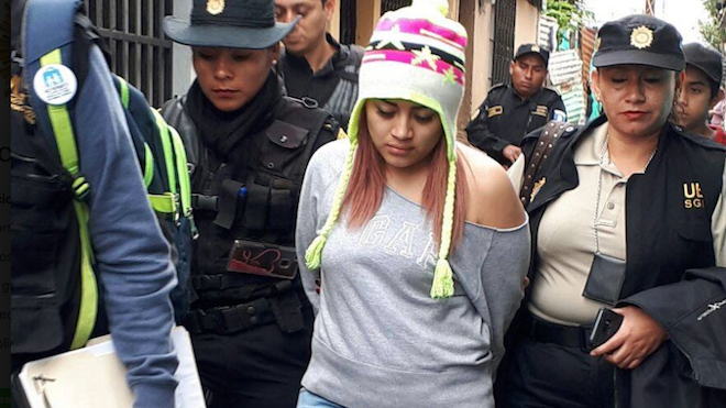 Contactaba a menores para someterlas a cirugías plásticas y luego las prostituía