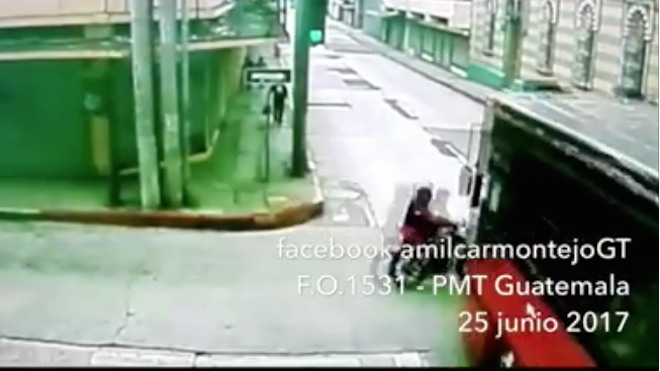 En cámaras de vigilancia de la Municipalidad de Guatemala queda grabado accidente entre un bus y una motocicleta en zona 1.