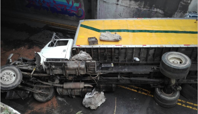 Camión recolector de basura cayó en viaducto de zona 8.