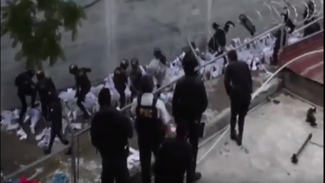 Agentes de PNC capturados por pegarle a pandilleros