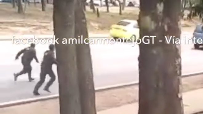 Disparos entre PNC y ocupantes de una carro bajo el Puente El Trébol [VIDEO] 