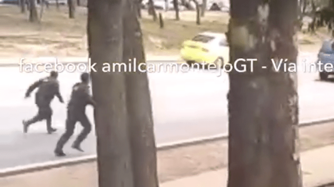 Disparos entre PNC y ocupantes de una carro bajo el Puente El Trébol [VIDEO] 