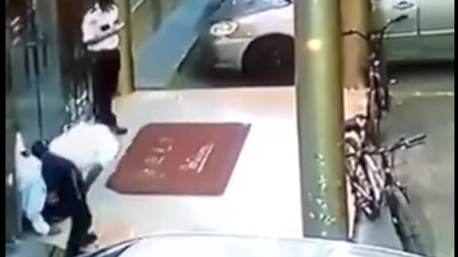 Juego fatal: Un guardia bromea con su rifle y dispara a su compañero por accidente