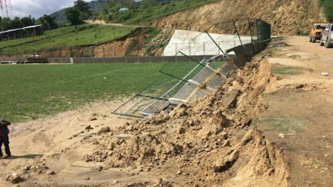 Tres meses después de haberse construido un estadio en Chicamán, una parte de la estructura se dañó.