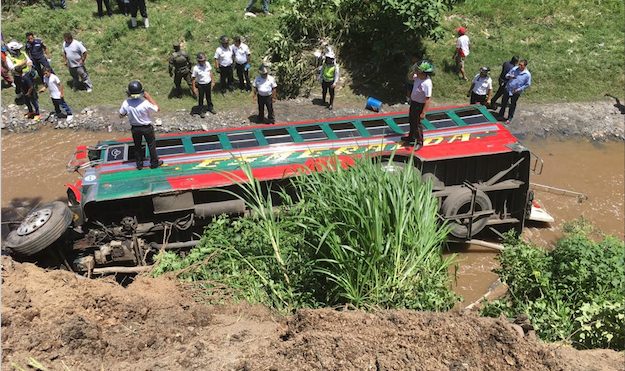 Accidente de tránsito se registra en el km. 13 de la ruta al Pacífico.