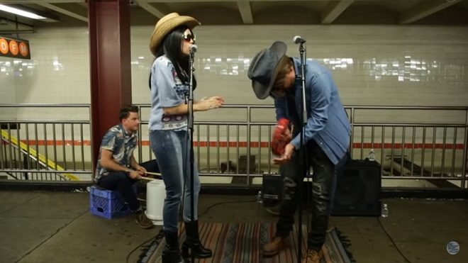 Miley Cyrus protagoniza una presentación sensacional disfrazada en el metro de New York