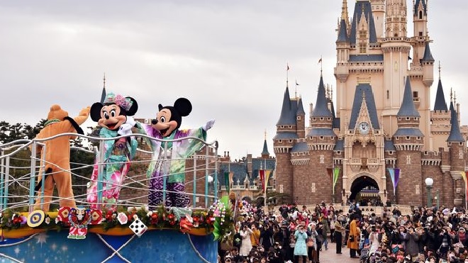 Un hombre visita Disneylandia 2.000 días seguidos en California. Foto: AFP