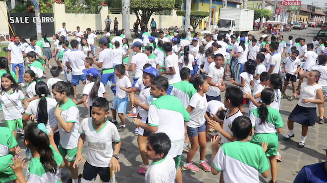 Estudiantes bailan para contrarrestar violencia
