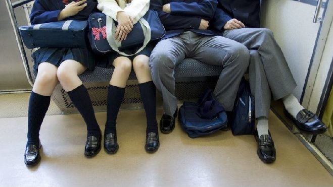 GETTY IMAGES En Madrid y en otras ciudades han impulsado campañas para que los hombres cierren las piernas cuando se sientan en el transporte público.