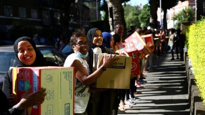 REUTERS Cientos de personas se han acercado como voluntarios para ayudar a los damnificados.