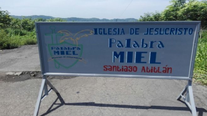 Iglesia evangélica de Santiago Atitlán, repara carretera