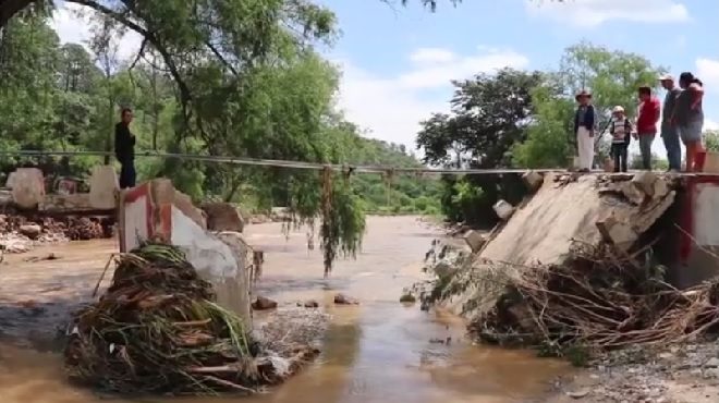 Debido a la creciente del Río Paxejá, colapsó el puente que lleva el mismo nombre.