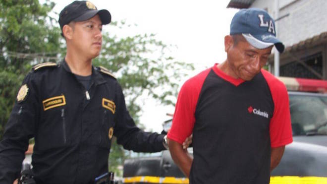Presunto roba carros capturado, los agentes notaron como le quebraba el vidrio a un carro