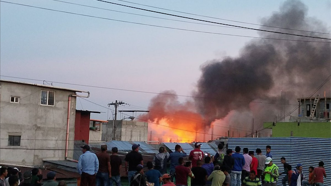 Esta tarde se registró un incendio en el sector de cebolleros de la Terminal. Foto: Conred