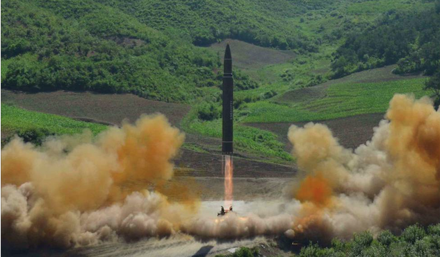 Despegue del misil balístico intercontinental Hwasong-14 en su despegue, en una imagen facilitada por dla Agencia Central de Noticias de Corea de Norte. REUTERS