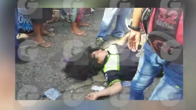 Una mujer agrede a agente de PMT en San Antonio Suchitepéquez.