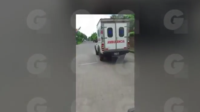 Un periodista de Mazatenango grabó al piloto de una ambulancia que iba conduciendo a excesiva velocidad.