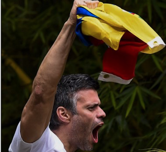 López ondea bandera de Venezuela en primera aparición tras excarcelación