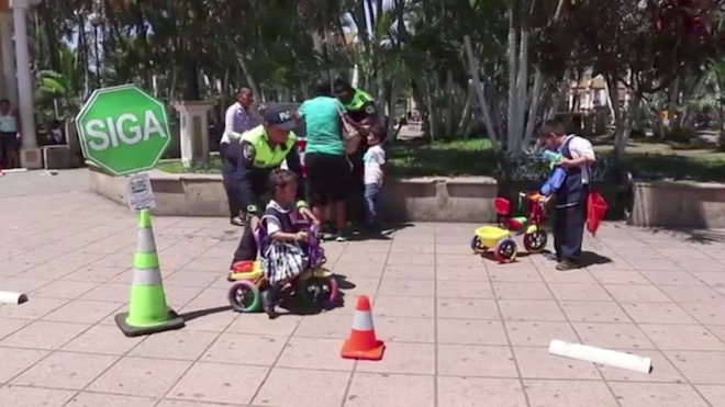 Autoridades de PMT de Escuintla realizaron actividad para capacitar a niños sobre educación vial.
