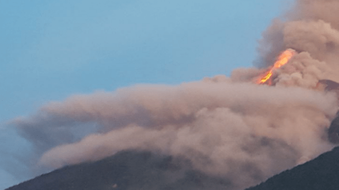 Volcán de Fuego lanza ceniza a varios poblados