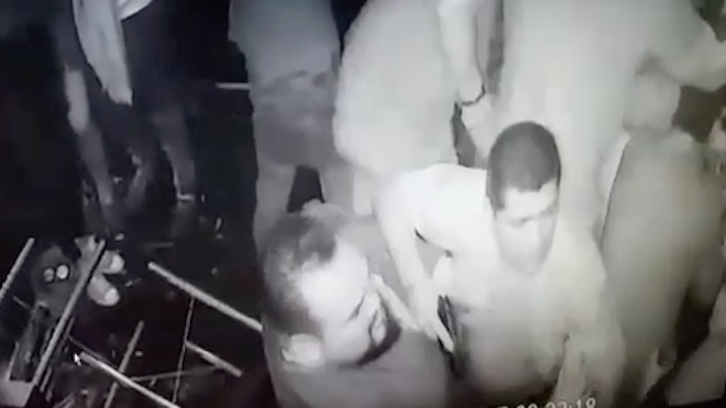 [VIDEO] Con pistola en mano hombres inician pelea en discoteca de carretera a El Salvador