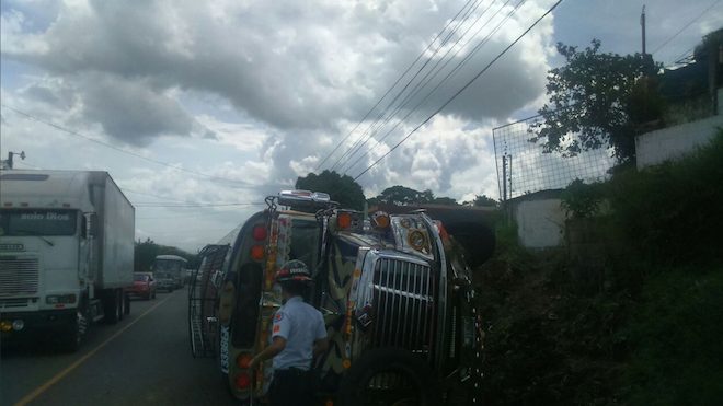 Esta tarde se registró un accidente en la ruta a El Salvador a la altura de Barberena. Foto: Bomberos Voluntarios.