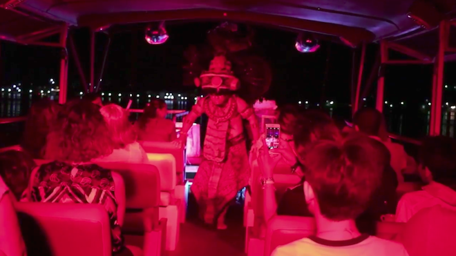Una pareja de tour operadores realizan un tour nocturno por el Lago Petén Itza y se llama Tour Legados.