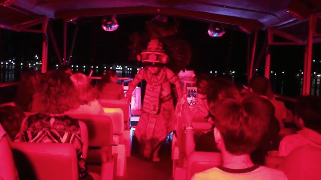 Una pareja de tour operadores realizan un tour nocturno por el Lago Petén Itza y se llama Tour Legados.