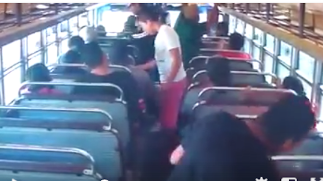 ¡Esto es un asalto! Graban robo a pasajeros dentro de un bus en Villa Nueva
