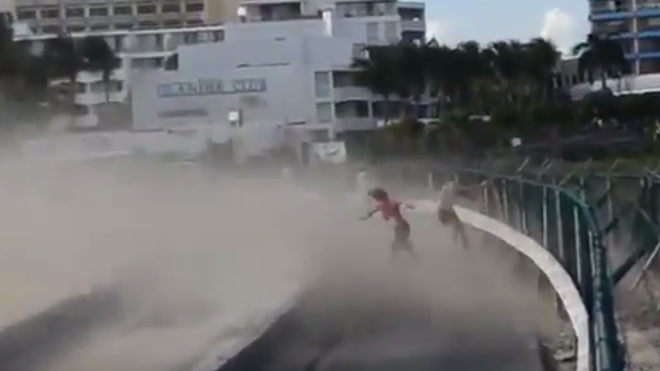turista muere al intentar volar con el aire de la turbina de un avión