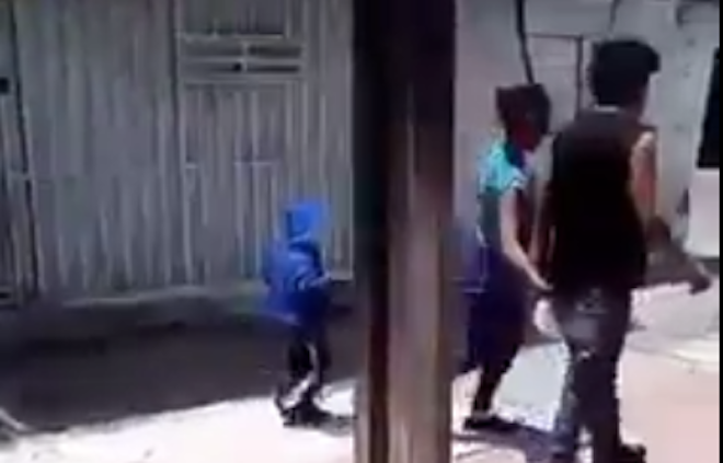 Niño de 5 años en peligro mientras su padres se caen de borrachos [VÍDEO] 