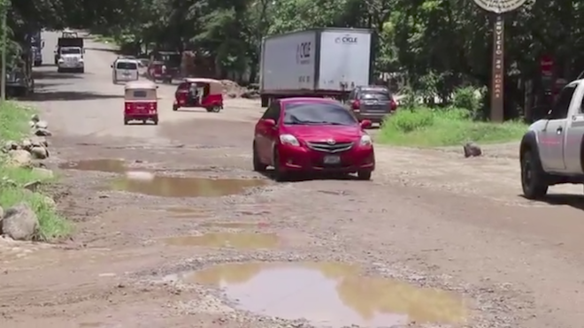Desde el ingreso al país por San Cristóbal Frontera en Atescatempa, Jutiapa, es notable la destrucción que tiene el tramo carretero.