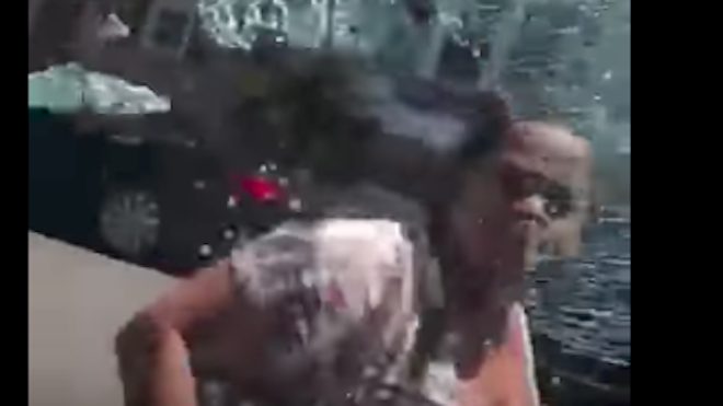 VIDEO: Mujer atenta contra su esposo y sus hijos por un ataque de celos
